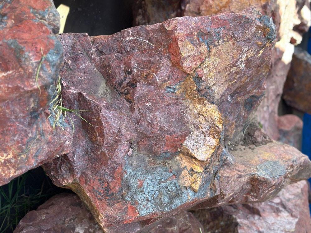 Камни для ландшафтного дизайна красно-фиолетовые 10-60 килограмм купить в Республике Северная Осетия