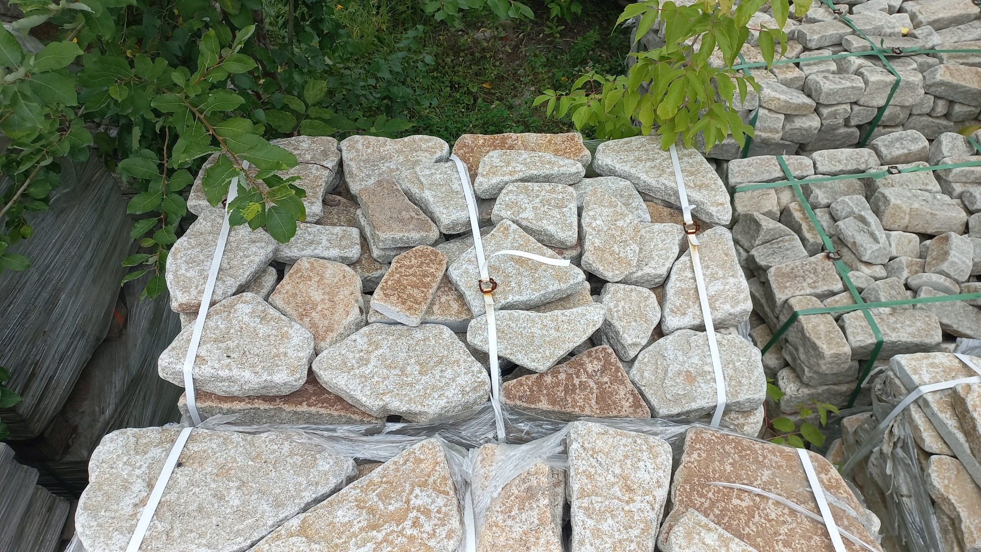 Плитняк галтованный гранитный для ландшафтного дизайна купить в Республике Северная Осетия