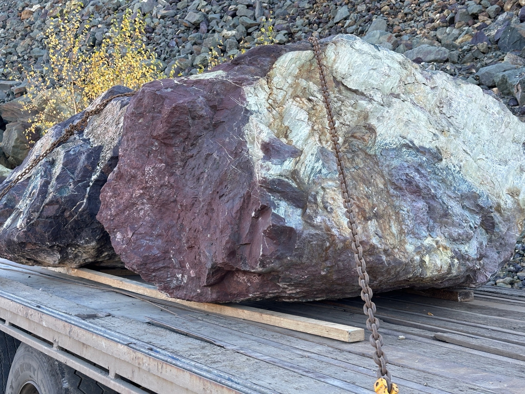 Огромные красно-фиолетовые валуны для ландшафтного дизайна весом более 5 тонн купить в Республике Северная Осетия