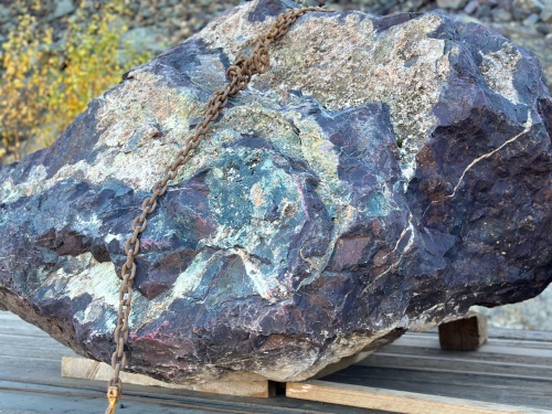 Огромные красно-фиолетовые валуны для ландшафтного дизайна весом более 5 тонн купить в Республике Северная Осетия