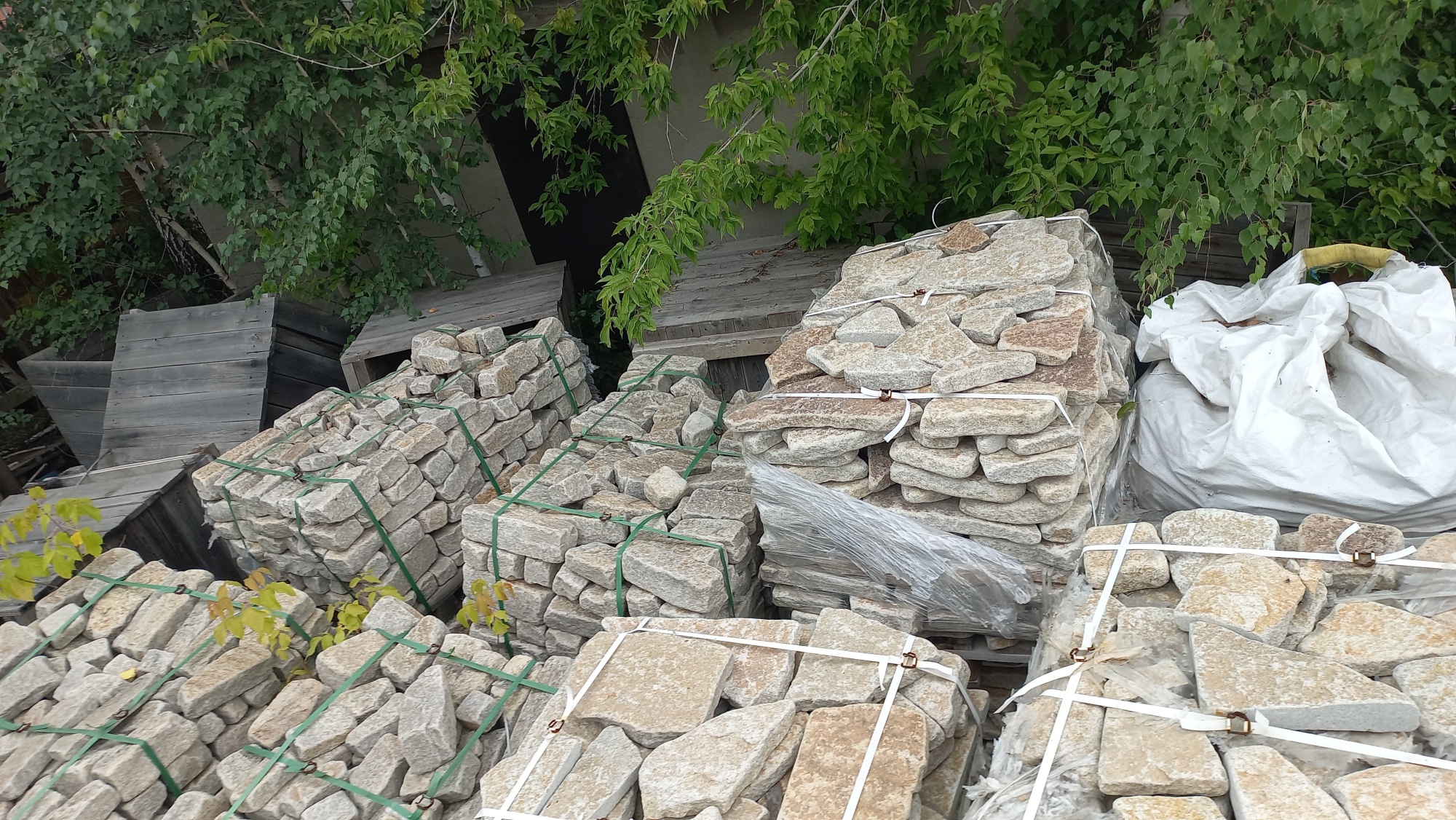 Плитняк гранитный галтованный купить в Республике Северная Осетия