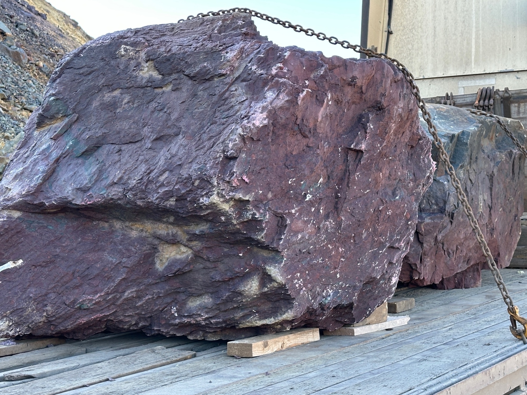 Огромные красно-фиолетовые валуны для ландшафтного дизайна весом более 5 тонн купить в Республике Северная Осетия