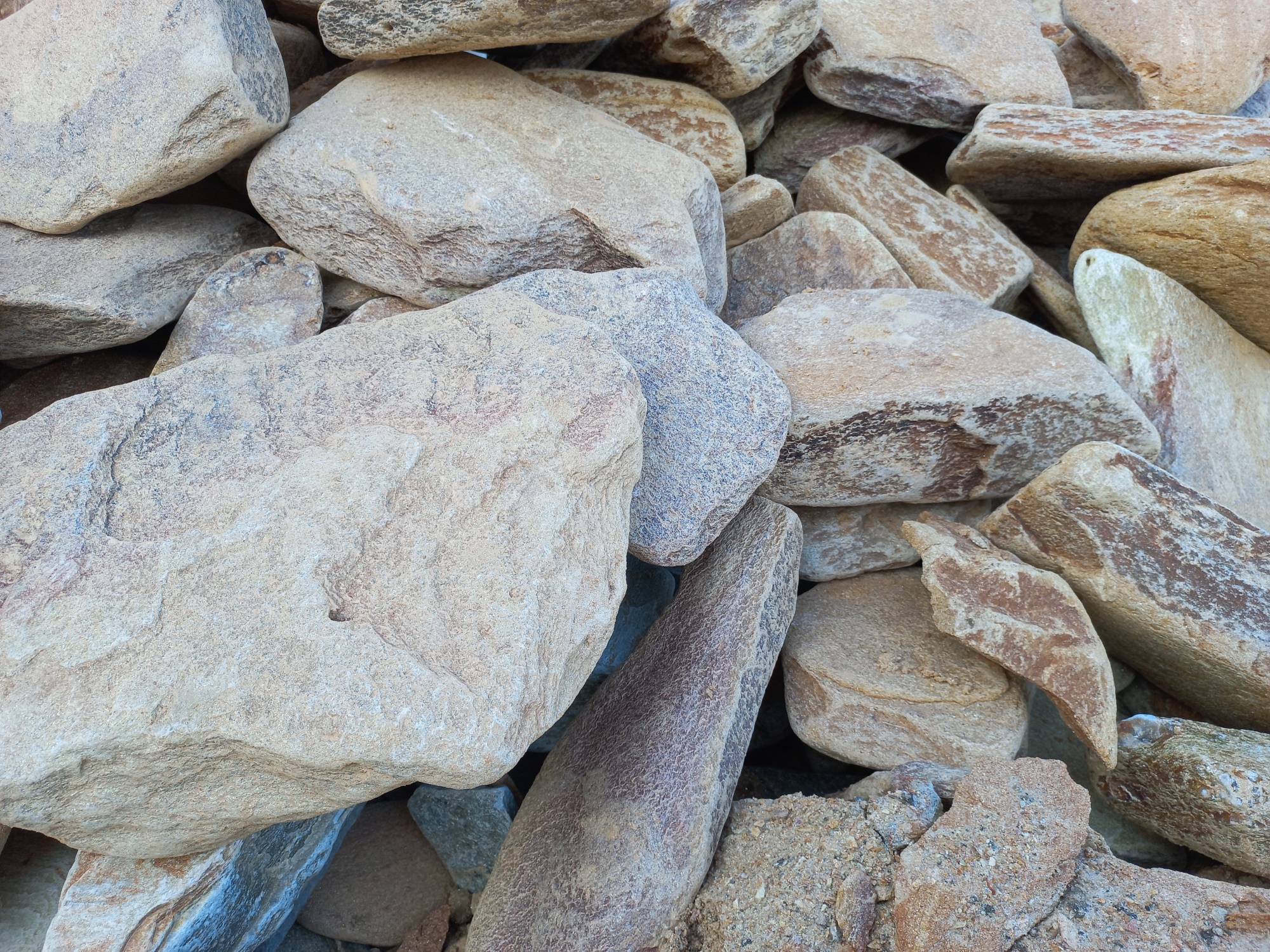 Златолит жёлтый, жёлто-зелёный глыбки и валуны для ланшафтного дизайна купить в Республике Северная Осетия