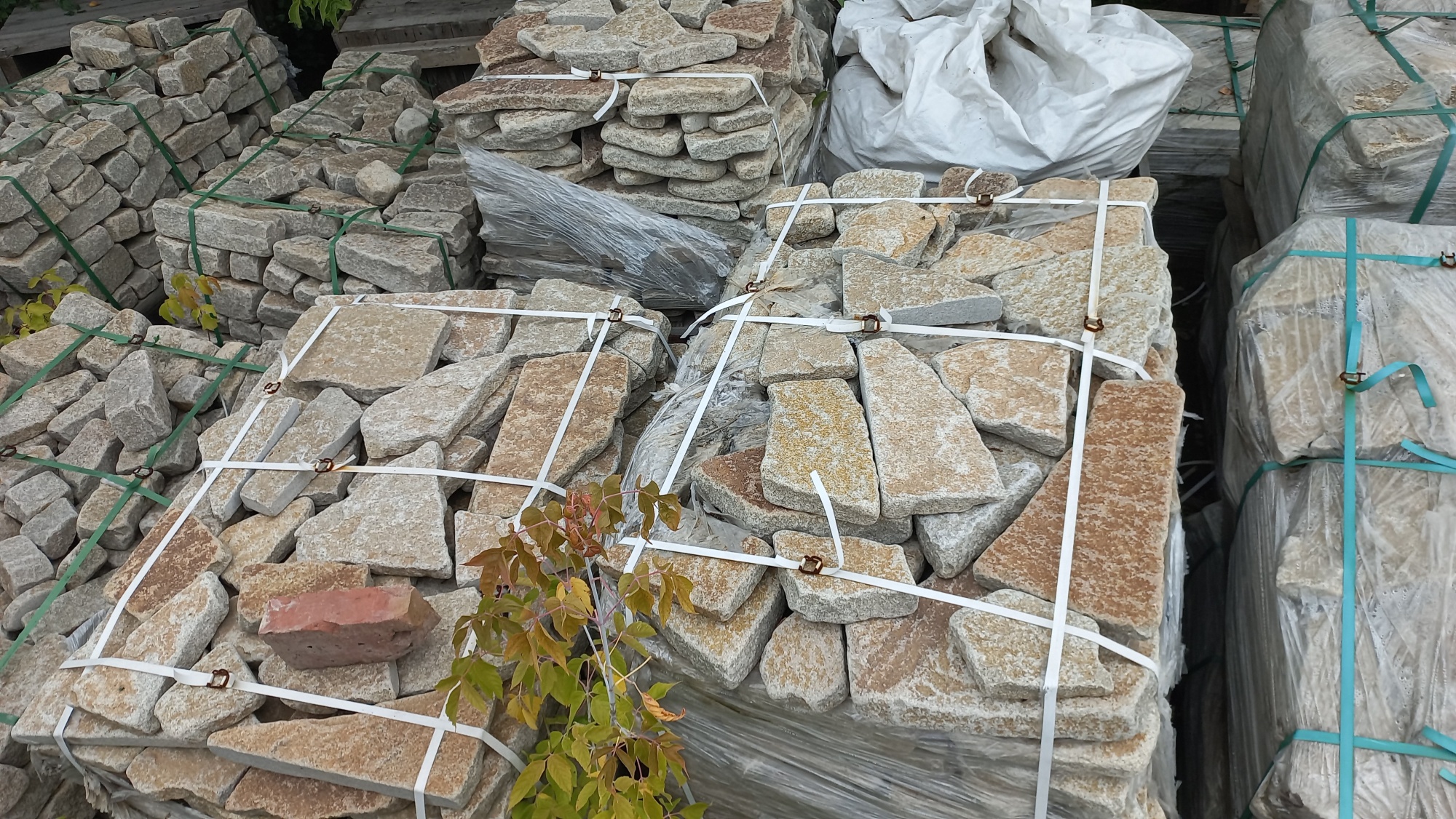 Плитняк гранитный галтованный купить в Республике Северная Осетия