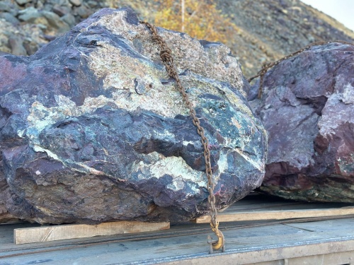 Огромные красно-фиолетовые валуны для ландшафтного дизайна весом более 5 тонн купить в Республике Северная Осетия