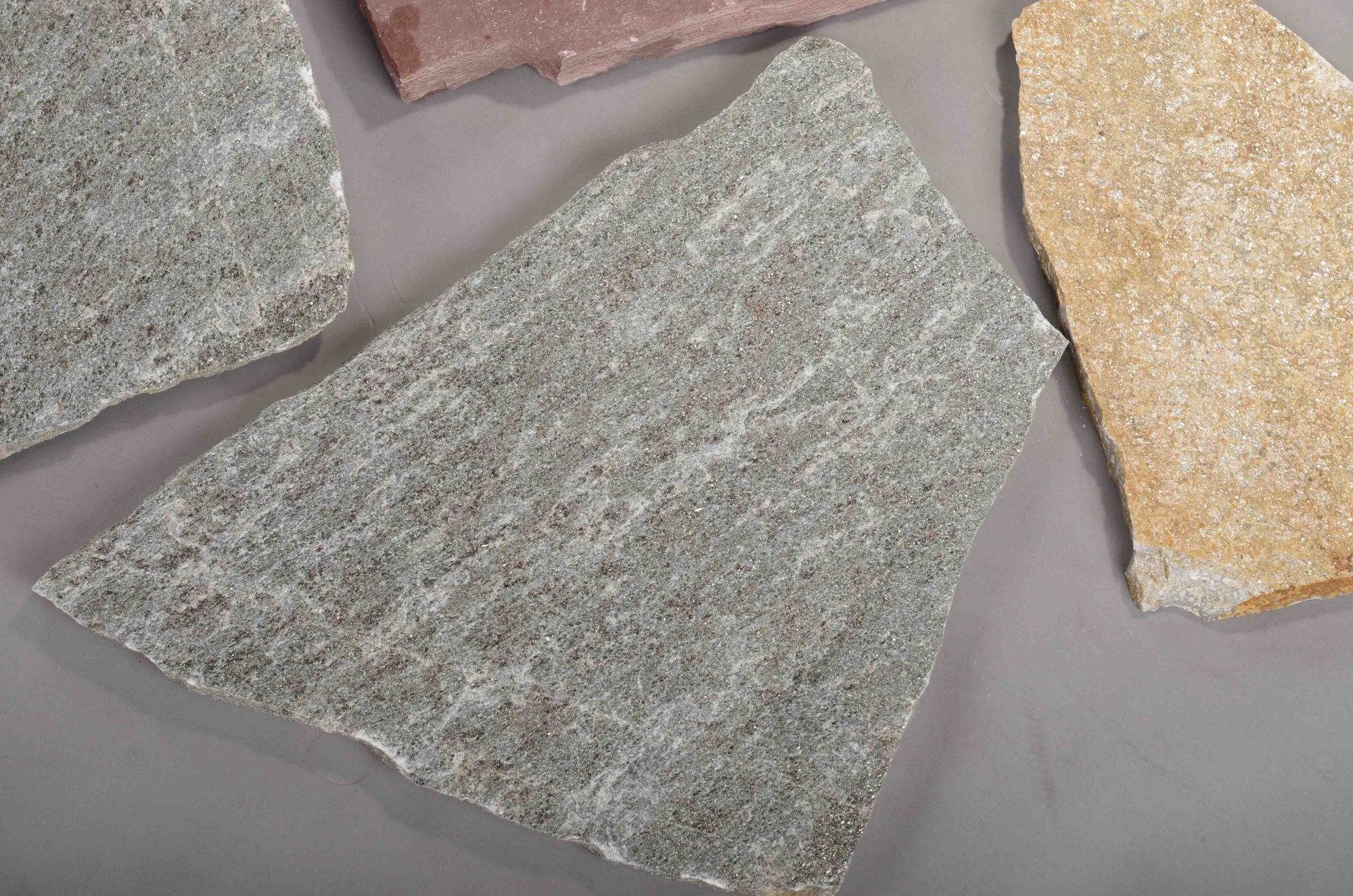 Плитняк златолит Уральский для цоколя, отмостки купить в Республике Северная Осетия